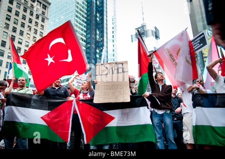 Migliaia di fedeli in New York Times Square per protestare contro Israele dell attacco mortale per gli Aiuti Umanitari Flottiglia. Giugno 01, 2010 Foto Stock