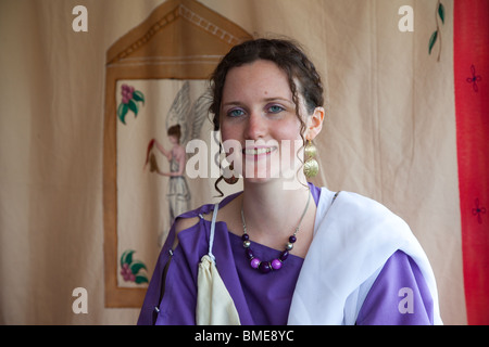 Fiona Campbell (MR) Ritratto di giovane donna romana indossando Tunica, tunica, stola. reenactor Romano al Castello Caeverlock Dumfries Scozia, Regno Unito Foto Stock