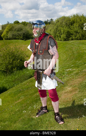 Soldato armato di The Antonine Guard, rievocazione legionario, al Caerlaverock Castle, uniformata centurione romano gladiatore presso l'evento militare, Scozia Foto Stock