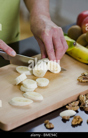 Donna fare un insalata di frutta, Svezia. Foto Stock