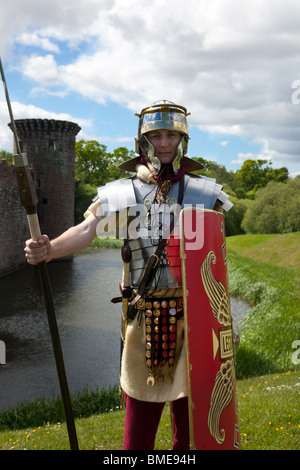 Soldato armato di The Antonine Guard, rievocazione legionario, al Caerlaverock Castle, uniformata centurione romano gladiatore presso l'evento militare, Scozia Foto Stock