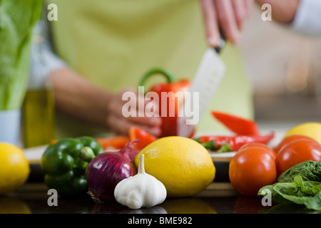 Donna taglio verdure, Svezia. Foto Stock