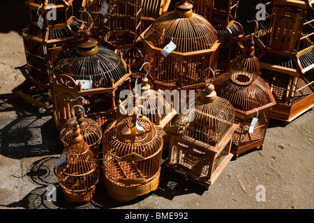 Mano volières in legno per la vendita in un mercato Balinese Foto Stock