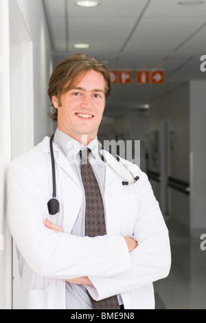 Bel giovane maschio medico in ospedale in corridoio Foto Stock