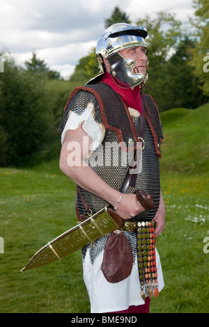 Soldato armato di The Antonine Guard, rievocazione legionario, al Caerlaverock Castle, uniformata centurione romano gladiatore presso l'evento militare, Scozia Foto Stock