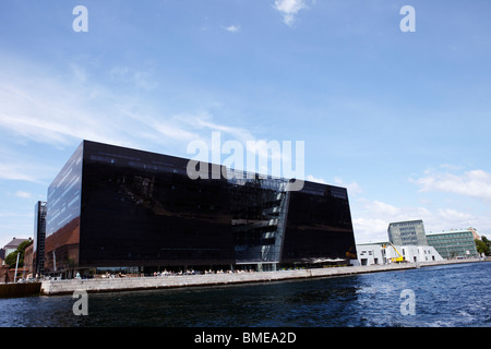 Vista dell'edificio ? Il Diamante Nero? Accanto al lago Foto Stock