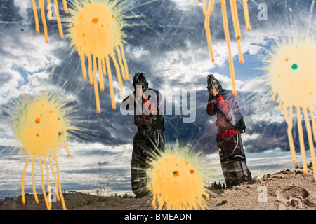 Gli uomini che giocano a paintball, Svezia. Foto Stock