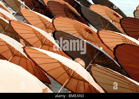 Ombrelloni a Wat Xieng Thong monastero Luang Prabang, Laos. Foto Stock