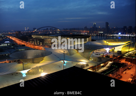 Expo asse nella zona B di notte, 2010 Shanghai World Expo Park, Pudong, Shanghai, Cina Foto Stock