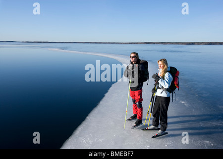 Due persone in piedi vicino al lago Foto Stock