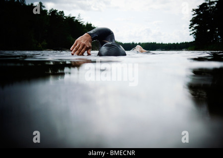 Donna di nuoto in acqua Foto Stock
