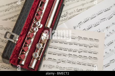 Un concerto occidentale flauto dentro la sua pelle e velluto case addossate alla vecchia musica fogli. Foto Stock