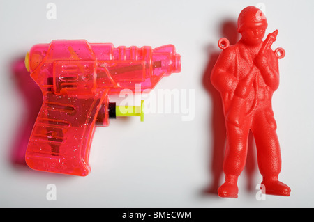 Giocattolo di plastica pistola acqua e soldato fabbricate in Cina Foto Stock