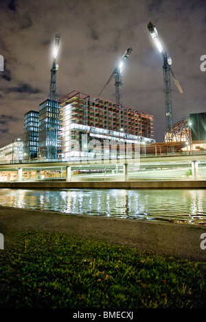 Vista della strada sopraelevata e edificio in costruzione di notte Foto Stock