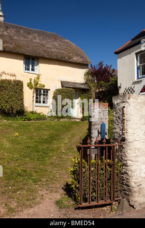 Regno Unito, Inghilterra, Devon, Strete e idilliaco dipinte in colori pastello cottage con il tetto di paglia Foto Stock