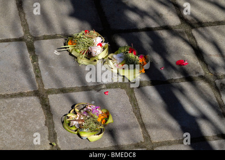 Canang Sari, offerte giornaliere a sinistra sul marciapiede in Bali, Indonesia. Foto Stock