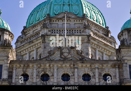 Lo stemma della provincia della Columbia britannica sta sotto la cupola centrale degli edifici del Parlamento, Victoria, BC Foto Stock