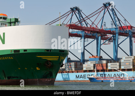 La Scandinavia, Svezia, Goteborg, vista di nave da carico in porto Foto Stock