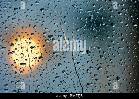 La Scandinavia, Norvegia Lofoten, gocce di pioggia sul vetro, close-up Foto Stock