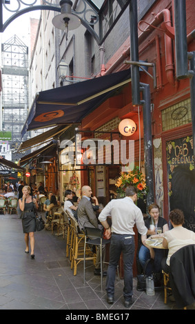 Café a pranzo nel quartiere centrale degli affari Foto Stock