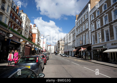 Scena di strada in Gloucester Rd, Royal Borough di Kensington e Chelsea, SW7, Londra, Inghilterra, Regno Unito. Foto Stock