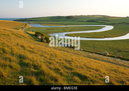 Fiume Cuckmere serpeggianti attraverso Cuckmere Haven vicino a Seaford, East Sussex, England, Regno Unito Foto Stock