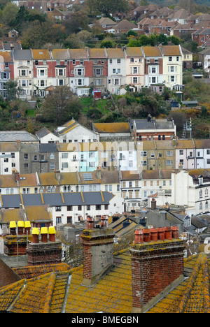 Hastings, East Sussex, Inghilterra, Regno Unito. Vista sulla città vecchia da Castle Hill Foto Stock