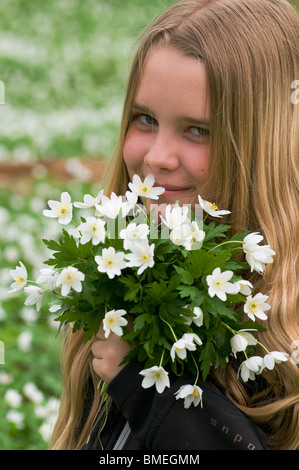 La Scandinavia, Svezia, Smaland, ragazza con mazzo di anemoni bianchi, ritratto, close-up Foto Stock