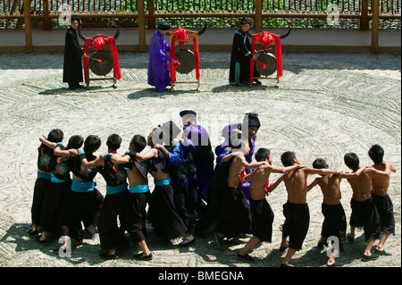 Miao uomini di eseguire la danza cerimoniale, Nanhua, Kaili, Qiandongnan Miao e Dong prefettura autonoma, Guizhou, Cina Foto Stock