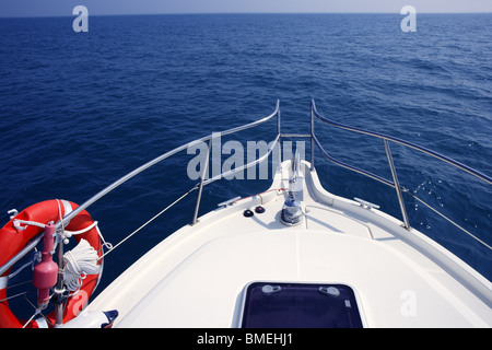 Blu oceano mare vista dal motoscafo yacht bow nel Mediterraneo Foto Stock