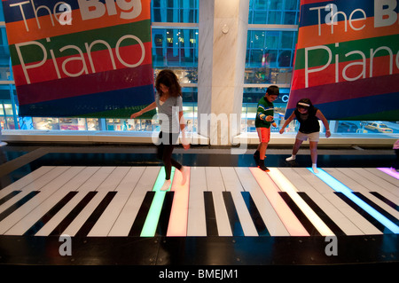 La FAO Schwarz New York, Fifth Avenue negozio di giocattoli - il grande pianoforte in primo piano nel film del 1988 'Big' con Tom Hanks. Foto Stock