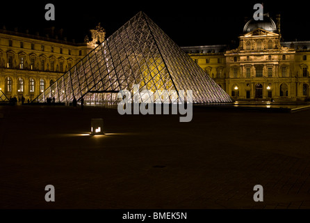 Il cortile del museo del Louvre a Parigi, Francia Foto Stock