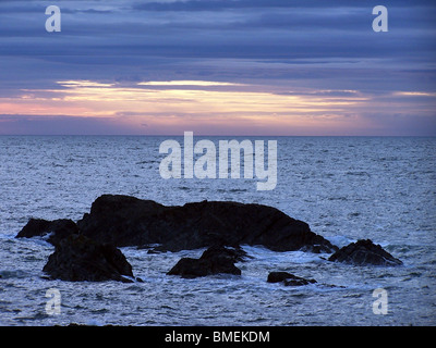 Rocce nell'Oceano Atlantico al tramonto, preso dal North Devon Coast. Foto Stock