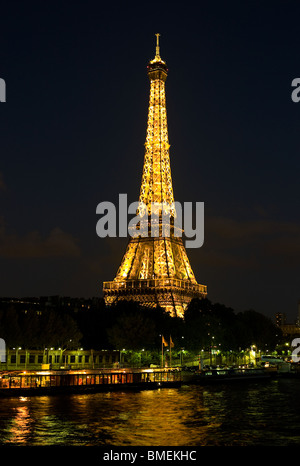 La Torre Eiffel a Parigi di notte, Francia Foto Stock