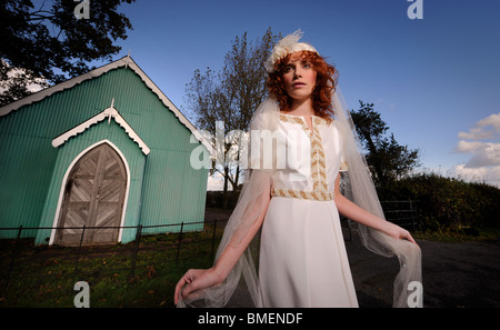 Un modello pone in un abito da sposa creato dal designer Lisa Redman. Foto Stock