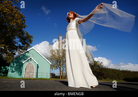 Un modello pone in un abito da sposa creato dal designer Lisa Redman. Foto Stock