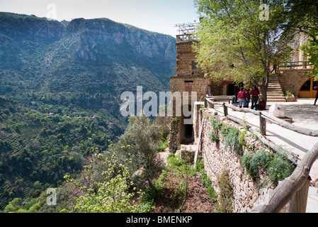 Saint Alichaa monastero 1315AD altitudine 980m guardando oltre il Wadi Kannoubine Valle o "Valle dei Santi' Nord del Libano Foto Stock