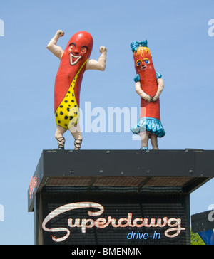 Hot Dog persone sul tetto di Superdawg in Chicago Illinois Foto Stock