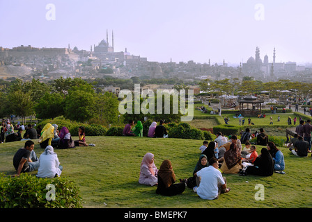 Al Azhar Park, situato vicino la moschea Azhar, attira famiglie, giovani coppie giovani e turisti provenienti da tutto il mondo. Foto Stock