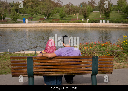 Al Azhar Park, situato vicino la moschea Azhar, attira famiglie, giovani coppie giovani e turisti provenienti da tutto il mondo. Foto Stock