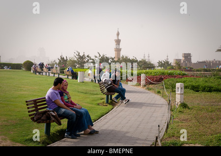 Al Azhar Park, situato vicino la moschea Azhar, attira famiglie, giovani coppie giovani e turisti provenienti da tutto il mondo. Foto Stock