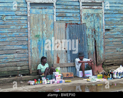Gli haitiani vendere merci in un mercato di Dajabon, Repubblica Dominicana Foto Stock