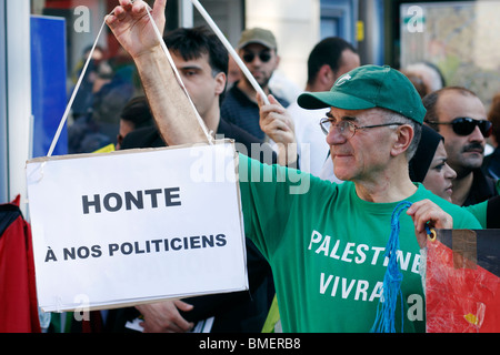 Manifestazione a Parigi per sostenere l'Irish-contrassegnato Rachel Corrie che trasportano gli aiuti umanitari alla striscia di Gaza. Foto Stock