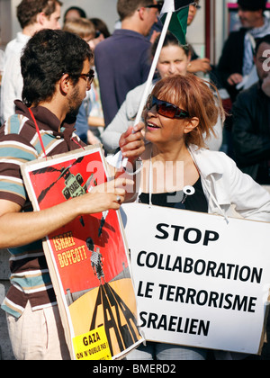 Manifestazione a Parigi per sostenere l'Irish-contrassegnato Rachel Corrie che trasportano gli aiuti umanitari alla striscia di Gaza. Foto Stock