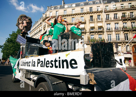 Manifestazione a Parigi per sostenere l'Irish-contrassegnato Rachel Corrie che trasportano gli aiuti umanitari alla striscia di Gaza. Foto Stock