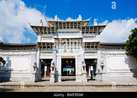 Ingresso della residenza Um, Lijiang, nella provincia dello Yunnan in Cina Foto Stock