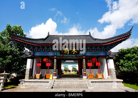 Ingresso della residenza Um, Lijiang, nella provincia dello Yunnan in Cina Foto Stock