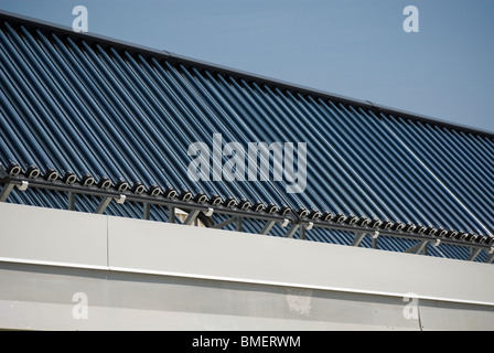 Un impianto solare termico è visto sul tetto di Coney Island treno cantiere Impianto di manutenzione di Brooklyn a New York Foto Stock