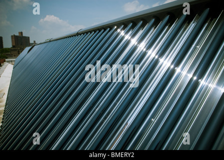 Un impianto solare termico è visto sul tetto di Coney Island treno cantiere Impianto di manutenzione di Brooklyn a New York Foto Stock