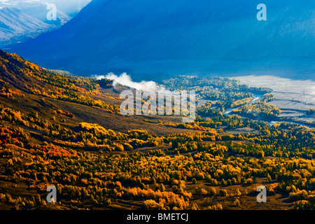 Vista aerea del villaggio Hemuxiang, Burqin County, prefettura degli Altai, Xinjiang Uyghur Regione autonoma, Cina Foto Stock